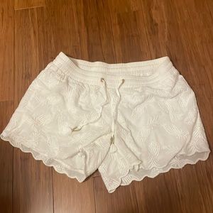 Lilly pulitzer adorable pineapple white shorts (used, good condition though)